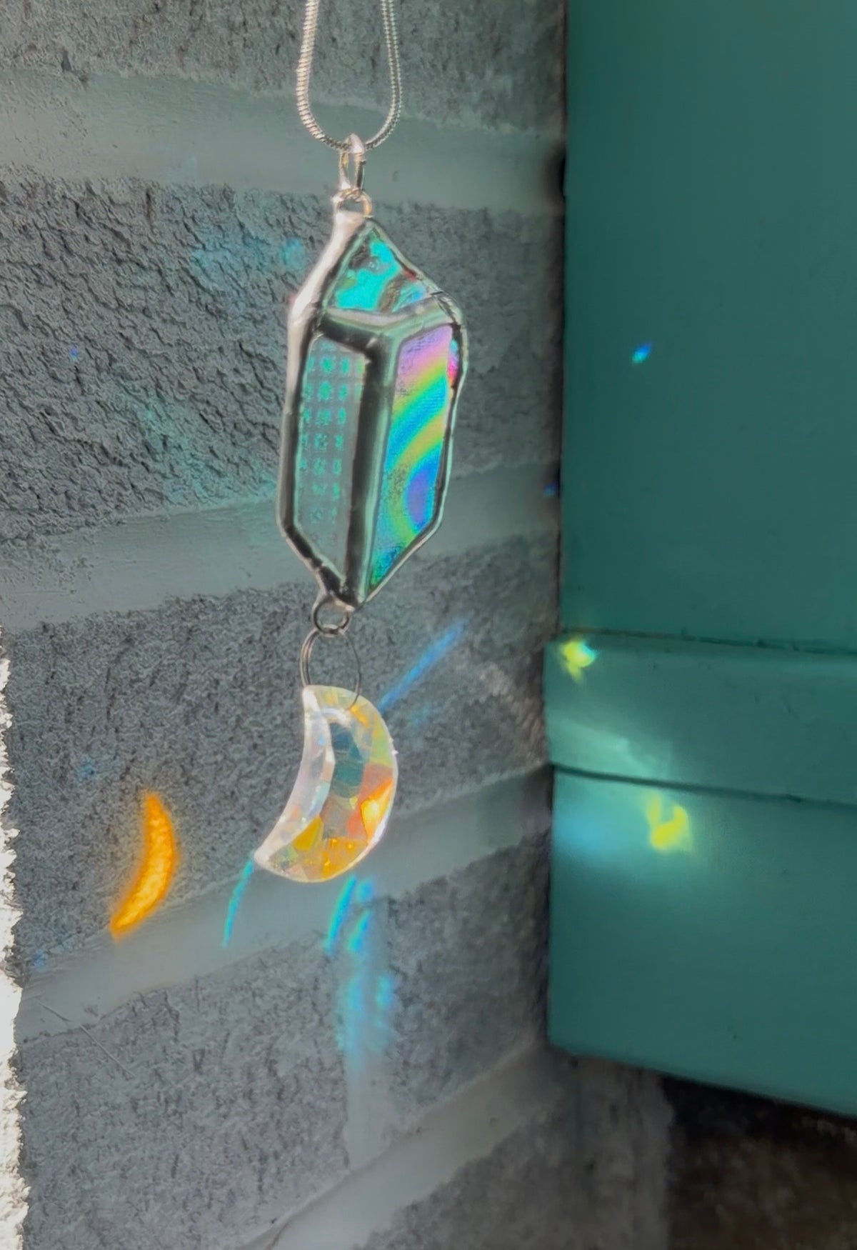 Dichroic crystal rainbow swirl